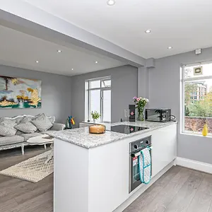 Apartment The Popular Racecourse Apartments, Sleeps 4, Free Parking, Chester